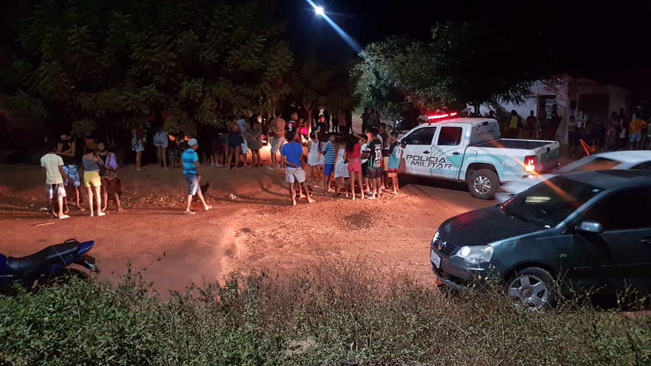 Moradores tocam fogo na casa de suspeita de matar ex-namorado